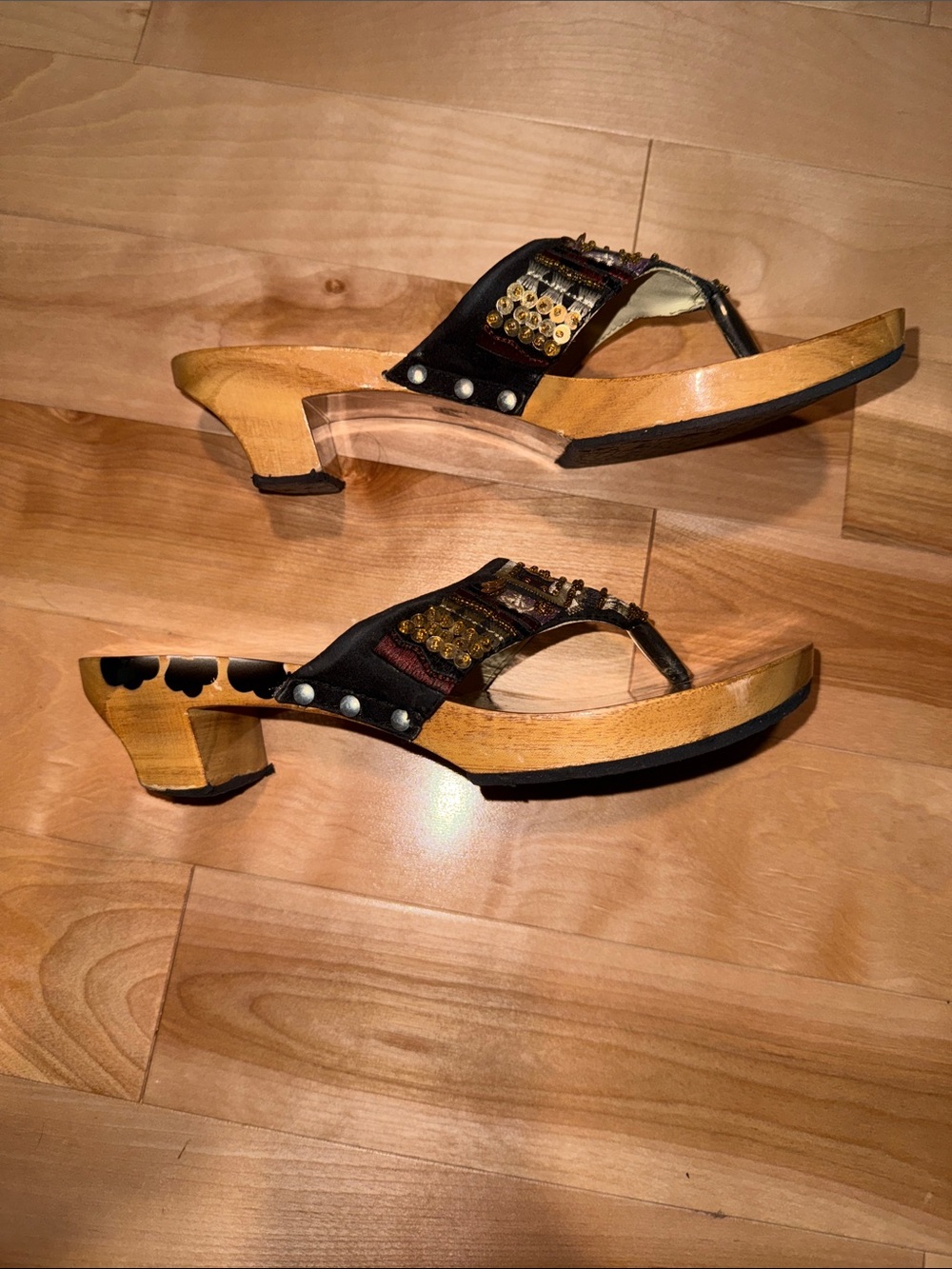 HiGloss Floral Embellished Thong Sandals in Black and Pink sz8 - Picture 2 of 4